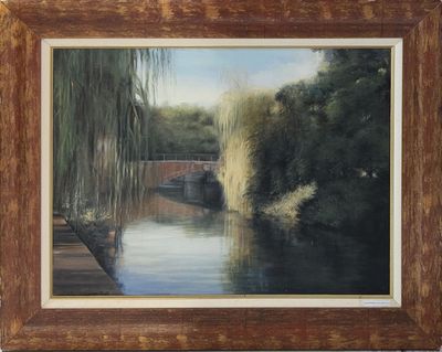 une peinture à l'huile représentant une scène fluviale avec un pont et des saules