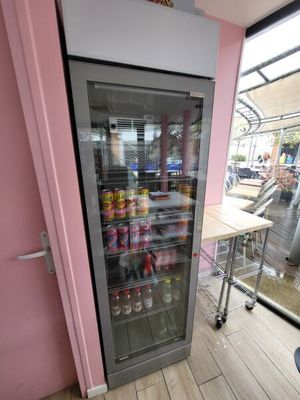 une porte vitrée ouverte dans une pièce