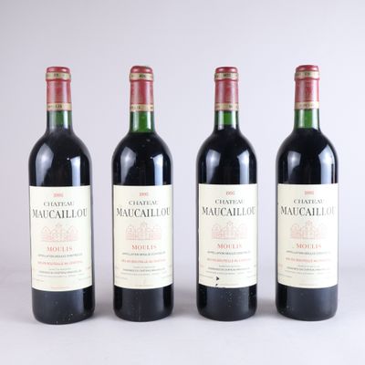 trois bouteilles de vin rouge posées côte à côte sur une table