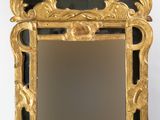 une image d'un miroir avec un cadre doré sur un fond blanc