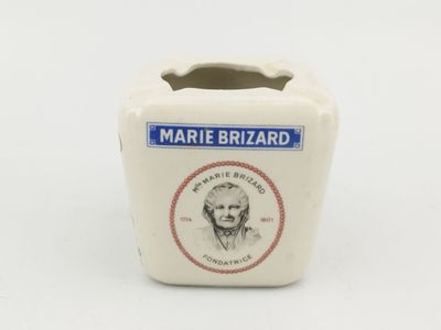 un vase blanc orné d'une image de Marie Brizzardrd