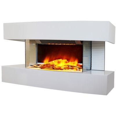 un gros plan d'une cheminée avec un feu à l'intérieur