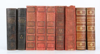 plusieurs vieux livres sont alignés sur une surface blanche