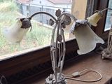 une lampe posée sur une table devant une fenêtre