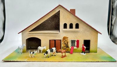 349 / CH-C10 / Ferme en contreplaqué avec divers anima…