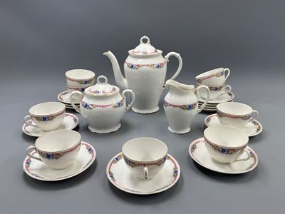 de nombreuses tasses et soucoupes disposées en cercle sur la table