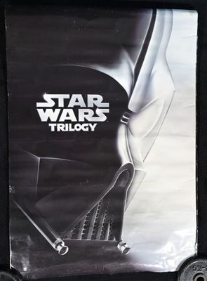 une affiche représentant un casque de Dark Vador au dos d'une valise