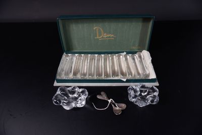 une boîte contenant tout un tas de cuillères en argent