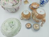une table sur laquelle sont disposés divers objets en porcelaine