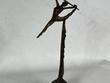 sculpture en bronze représentant une femme sur un poteau sur lequel est perché un oiseau