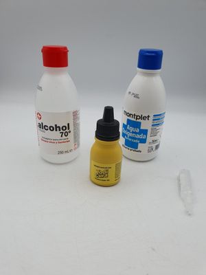 deux bouteilles d'alcool et une bouteille de liquide posées sur une table