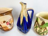 trois vases posés l'un à côté de l'autre sur une table