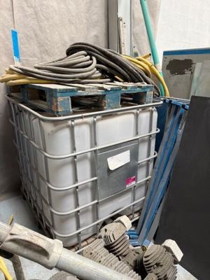 un grand nombre d'outils posés sur le sol