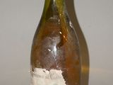 une bouteille de vin qui a été laissée sur la table
