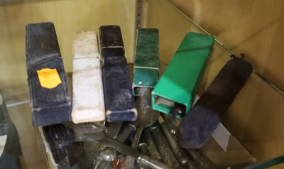 de nombreux outils qui se trouvent dans une boîte posée sur la table