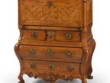 une vieille commode en bois surmontée d'un tiroir