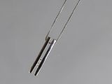 Collier avec un pendentif en argent massif monté sur une chaîne en argent