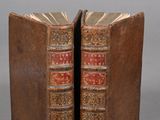 deux vieux livres posés l'un sur l'autre sur une table