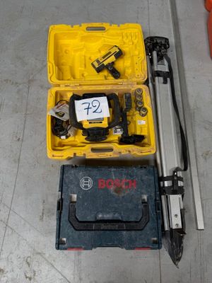 une boîte à outils contenant des outils, posée sur le sol