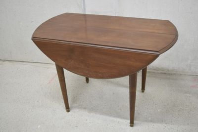 une petite table avec un abattant