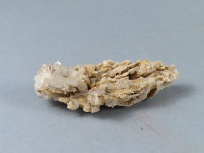 un petit morceau de roche posé sur une table