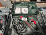 une boîte d'outils posée sur une table