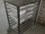 une photo d'une cuisine sur laquelle se trouve une grille avec des pizzas dessus