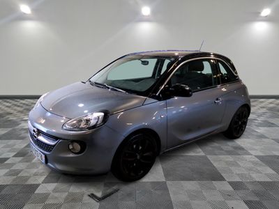 la photo d'une petite voiture garée dans un garage