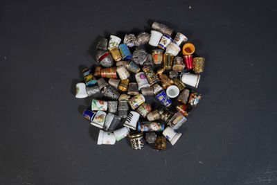une photo montrant un tas de vieilles brosses à dents et de dentifrice