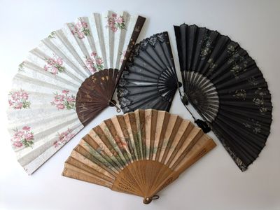 Plusieurs types d'éventails sont disposés sur une table