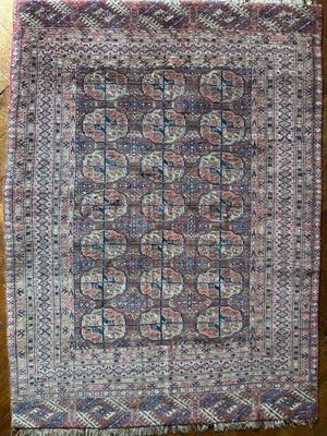 un tapis posé sur un parquet, avec un parquet en arrière-plan