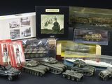 beaucoup de jouets militaires posés sur une table