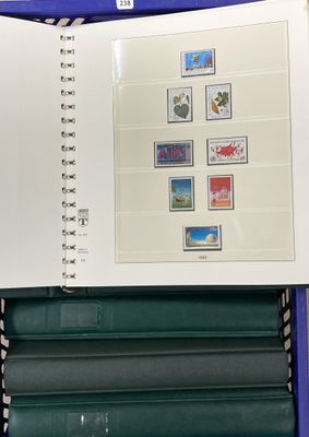 une image représentant un livre ouvert sur lequel figurent des timbres