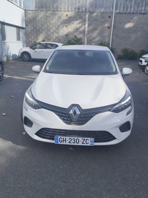 une voiture blanche garée dans un parking