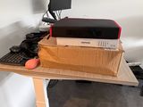 un bureau sur lequel se trouvent un ordinateur, un clavier, une souris et une boîte