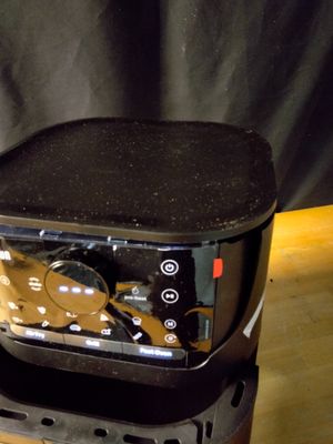 un petit téléviseur posé sur une table en bois