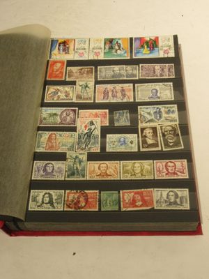 un livre avec des timbres, posé sur une table