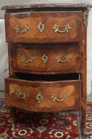 Commode d'entre deux ouvrant par trois tiroirs, en placage d… (photo 2)