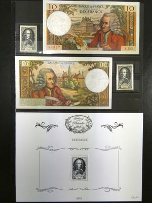 Deux types de timbres différents sont exposés dans un cadre noir