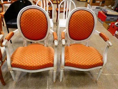 two chairs that are sitting next to each other on the floor