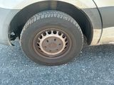 une voiture qui a un pneu crevé sur la route