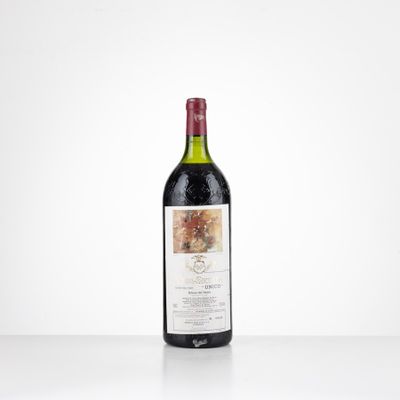 une bouteille de vin rouge posée sur une table