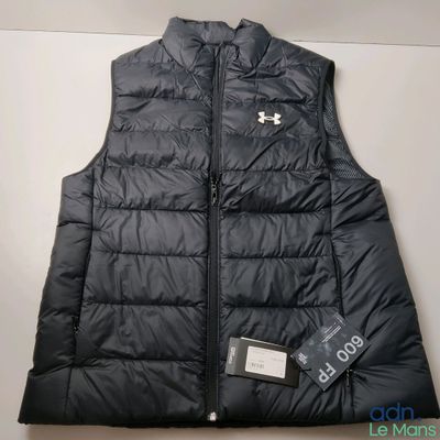 un gilet noir avec un logo blanc sur le devant