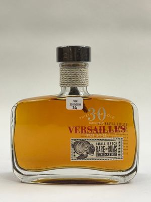 une photo d'une bouteille de whisky posée sur une surface blanche