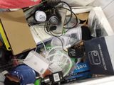 une boîte remplie d'appareils électroniques et d'autres objets qui s'y trouvent