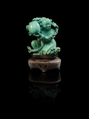une sculpture en jade vert représentant un dragon sur un rocher