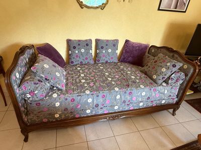 Ancien divan bien regarni de tissu actuel