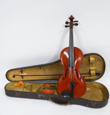 un violon posé sur le sol dans un étui