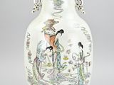 un vase blanc orné d'une image représentant une femme et un homme
