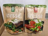deux sacs de provisions posés sur une boîte en carton